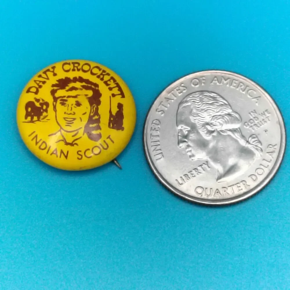 Davy Crockett Indian Scout Pin Vintage Circa 1950 Button Litho Alamo Texas 50s